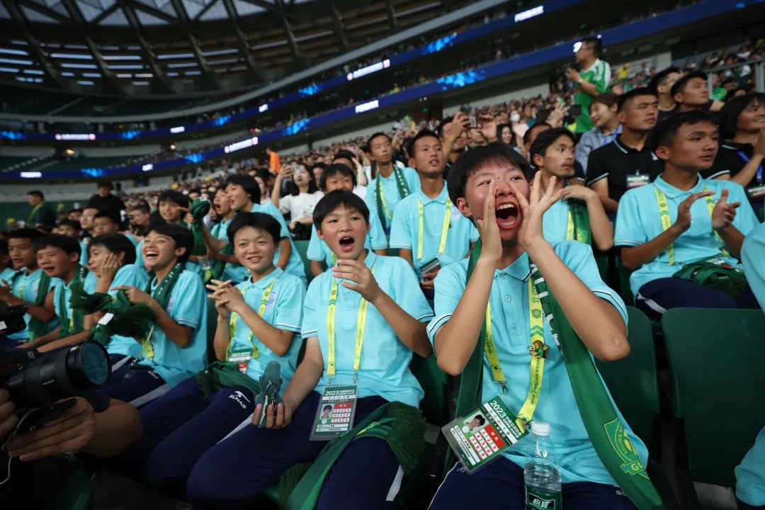 足球联赛上演精彩瞬间，球员们用实力征服观众