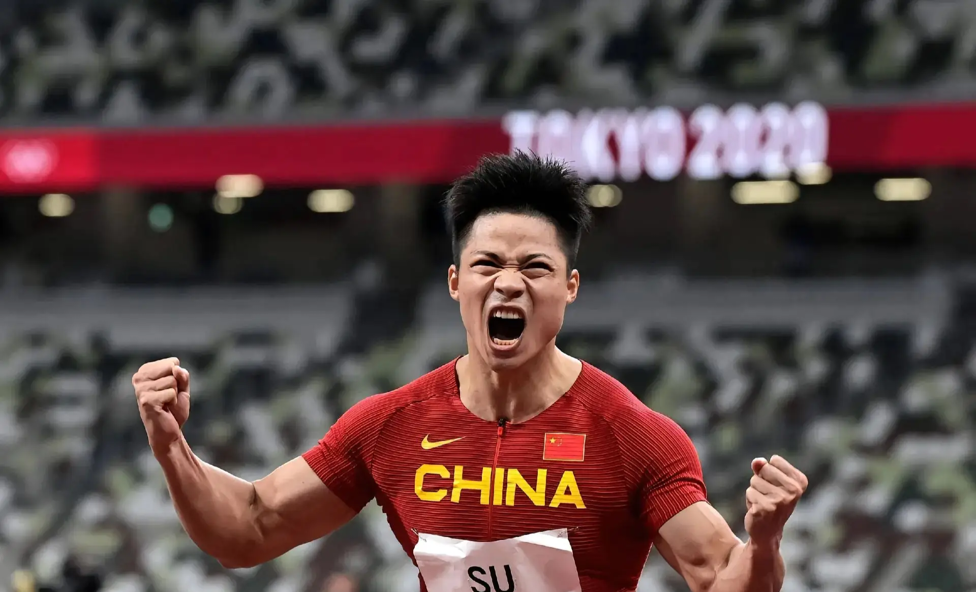 运动员在比赛中取得耀眼战绩