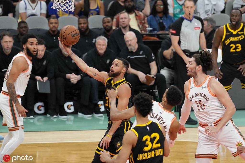 NBA西部强强对决:勇士队客场胜马刺队取得三连胜的简单介绍