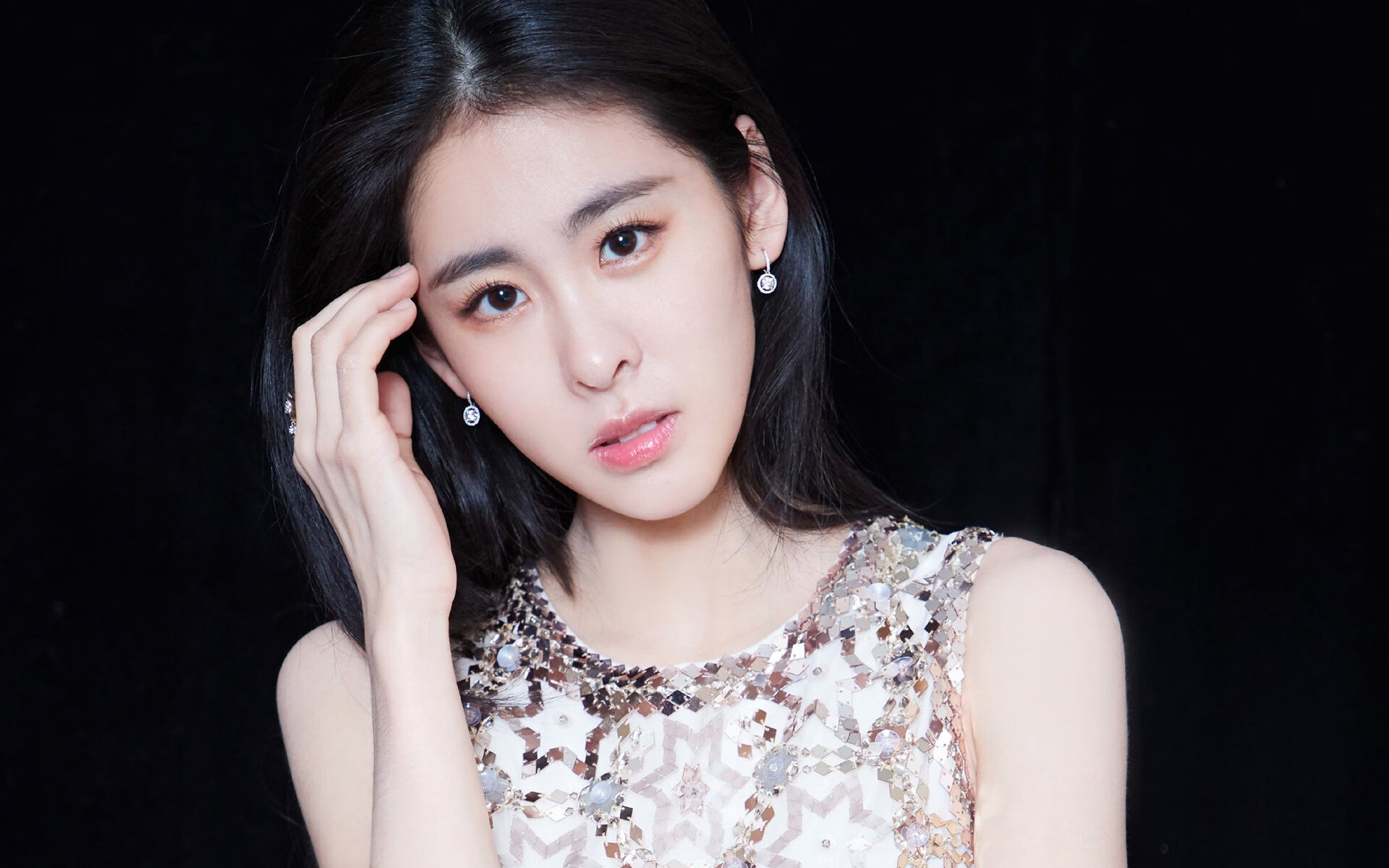 双城记，当广东队用流水冲垮活塞，拉文正扮演着大场面先生